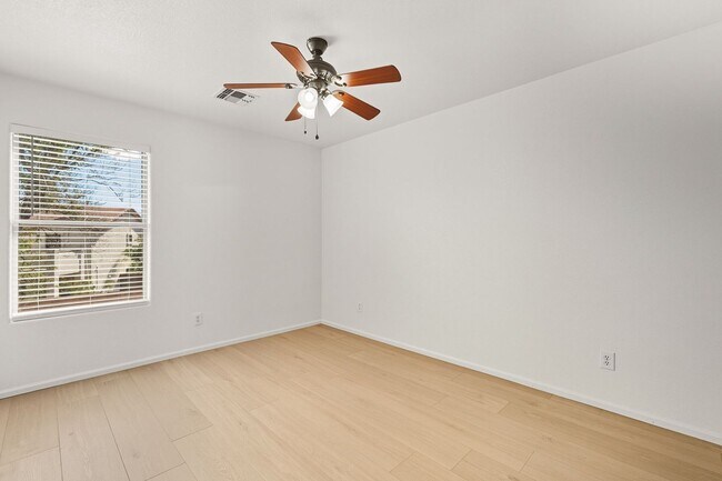 Building Photo - Solar Home with Nice Floorplan in a Great ...
