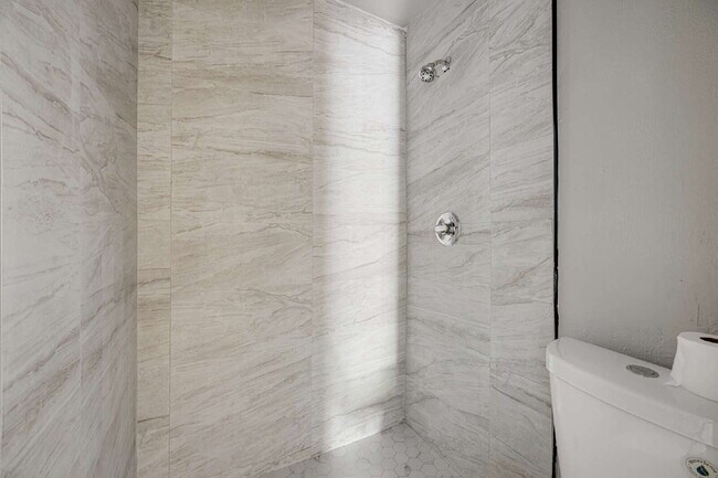 Building Photo - Berclair 1BR with appliances included — $750/mo, $450 deposit