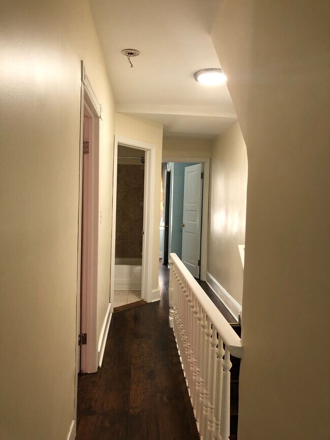 Building Photo - Fantastic 4 Bedroom/ 1 Bath Renovated Home...