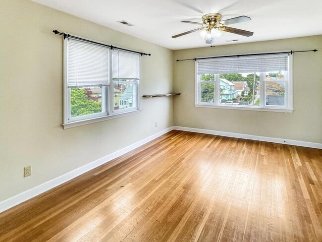 Building Photo - 155 King St