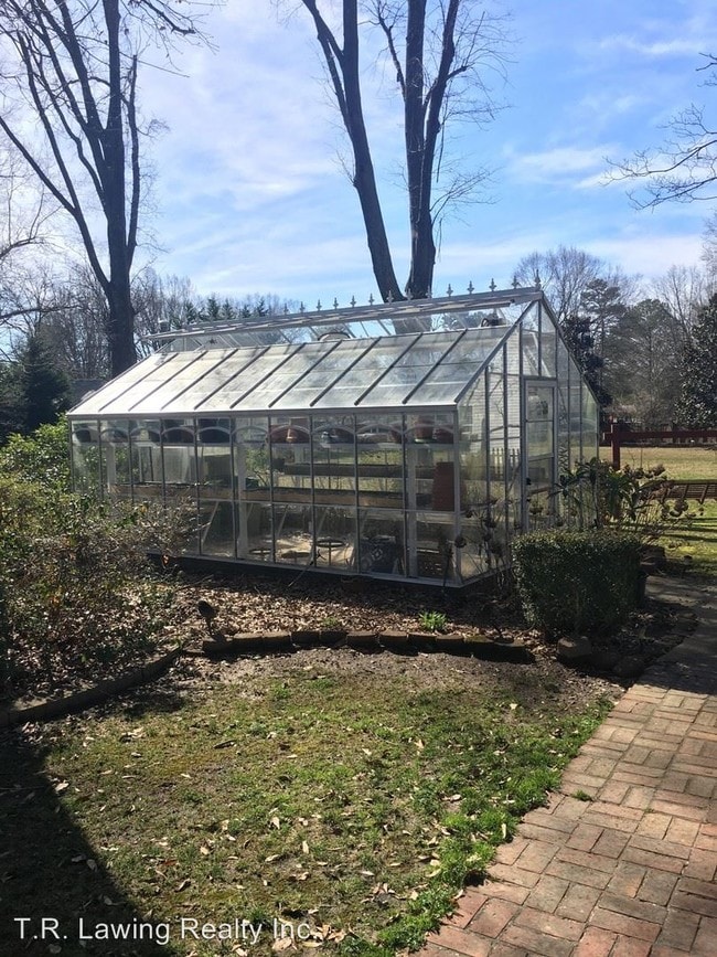 Building Photo - 1205 Fairfield Dr