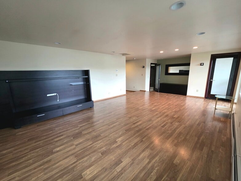 Building Photo - 2012 Thorndyke Ave W