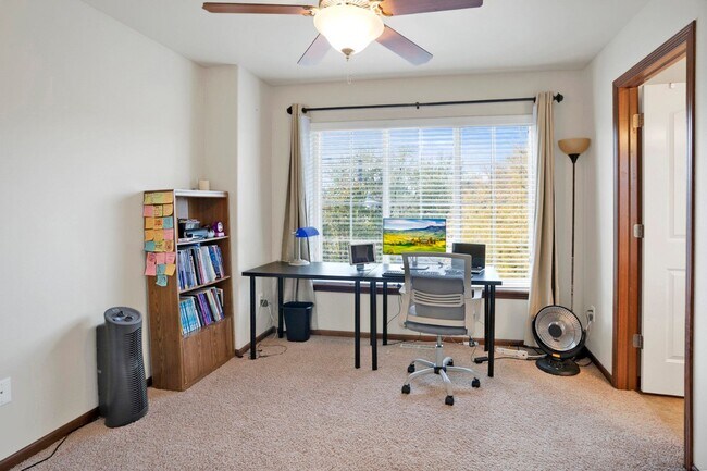 Building Photo - Luxury Iowa City townhouse close to UIHC and Kinnick