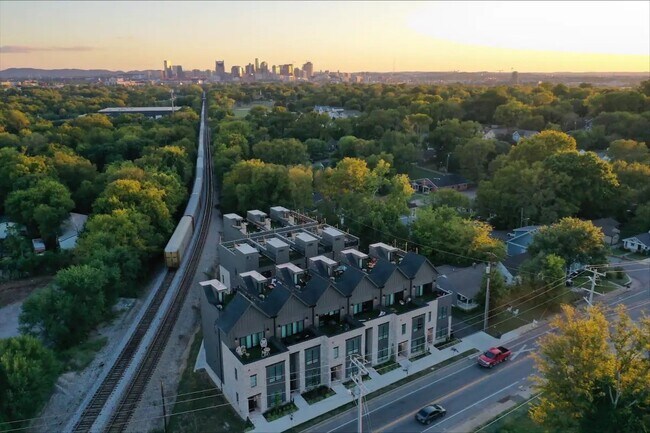 Building Photo - 738 Douglas Ave