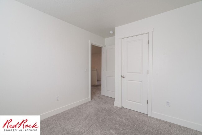 Building Photo - 4 Bed/2.5 Bath Townhome in Desert Bluff!