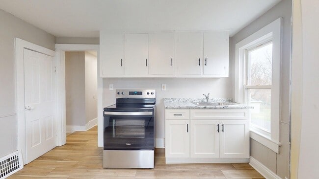 Building Photo - 1031 W.9th St.