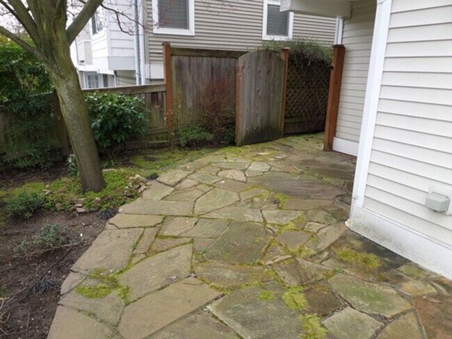 Building Photo - Stunning and Large 3-Bedroom Townhome with Garage FOR RENT in Green Lake!!