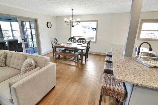 Building Photo - 73 Willow Tree Cir