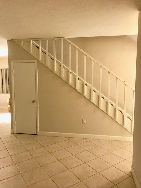 Building Photo - 10411 N Kendall Dr