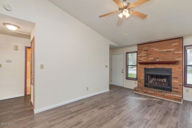 Building Photo - 2 Bedroom, 2 Bathroom Home
