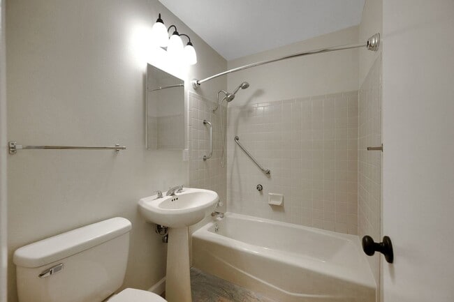 Building Photo - Comfortable 3-bedroom ranch in established...