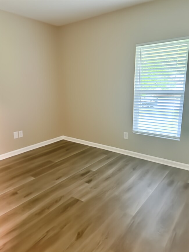 Building Photo - Available Beautifully Renovated Bungalow!