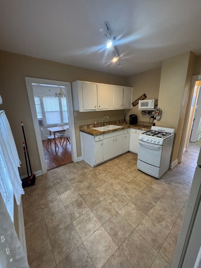 Building Photo - 3 bedroom/ 1.5 bath house Furnished