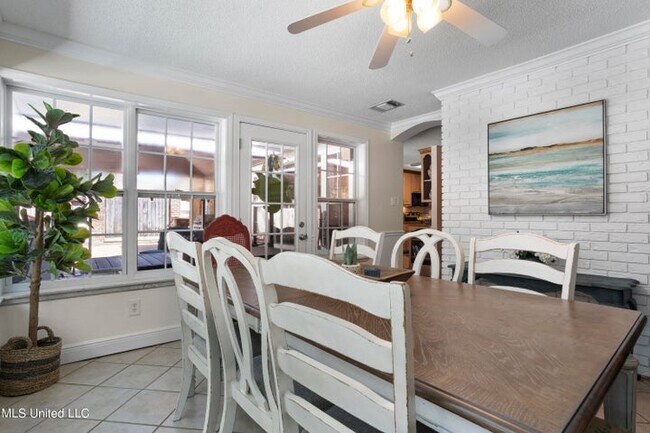 Building Photo - 550 Mockingbird Dr