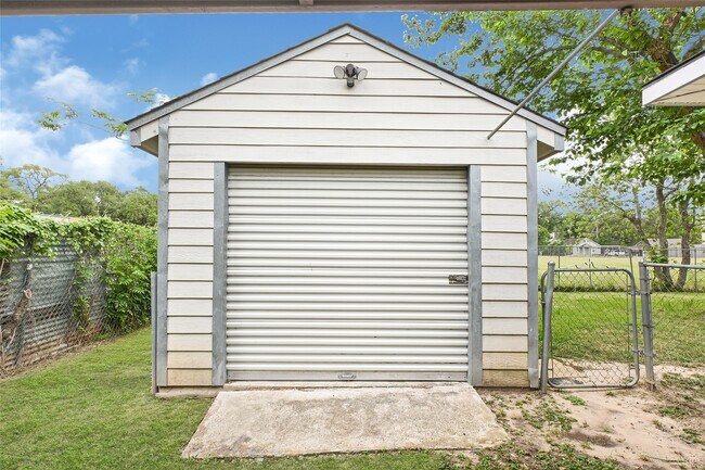 Building Photo - 1014 Robinson St