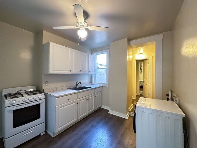 Building Photo - Bright 2 Bed 1 Bath Townhome w/ Den in But...