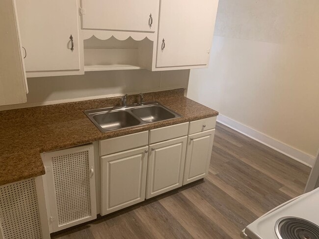 Building Photo - 1st Floor 2 Bedroom Apartment, Private Entrance, Small Yard, York City SD