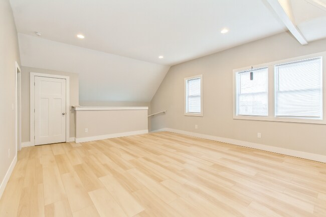 Building Photo - 2508 Lakeshore Dr