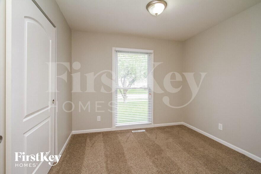 Building Photo - 303 N Bromley St