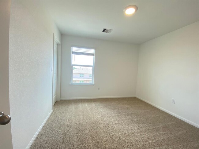 Building Photo - 404 Brody Ln