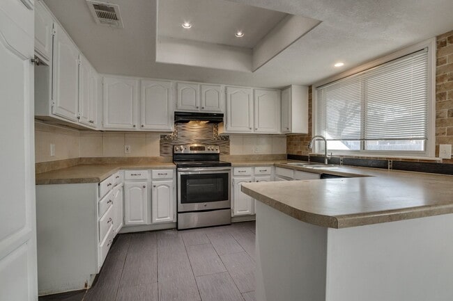 Building Photo - Three bed/two bath home near Kilpatrick turnpike