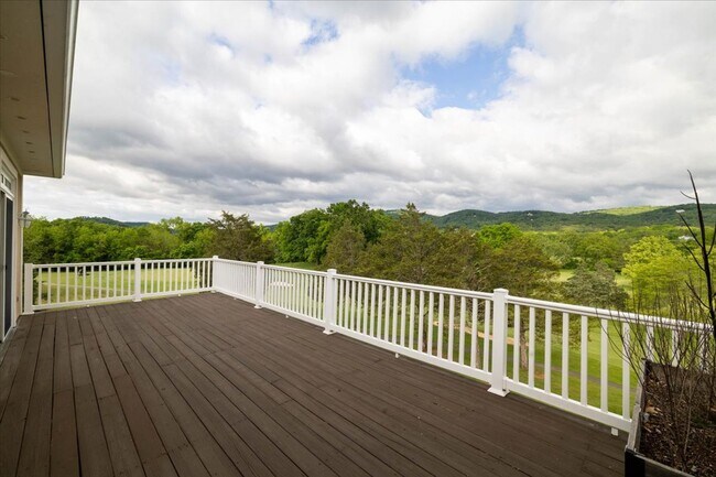 Building Photo - Bright and Spacious Home on Cascades Rd