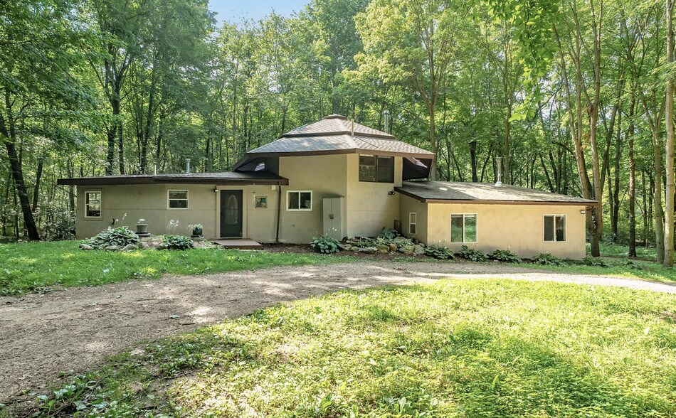 Primary Photo - 5884 E P Ave