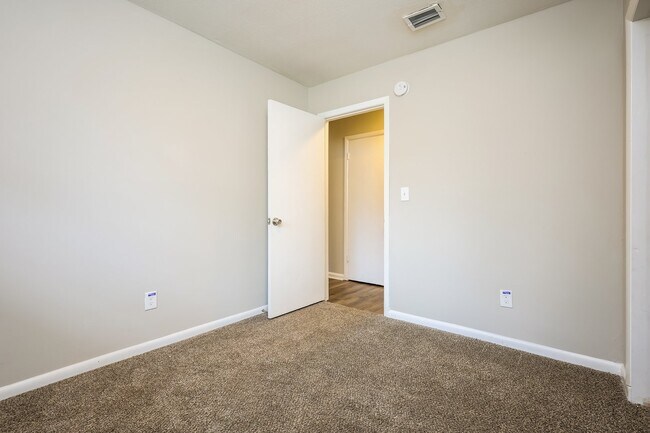 Building Photo - 4784 Gardiner Dr
