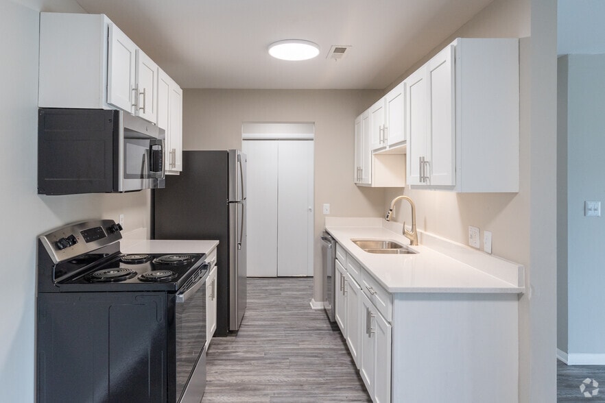 2BR, 1BA - 990SF - Kitchen - The Wade
