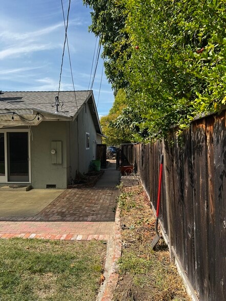 Building Photo - 1650 Glenroy Dr