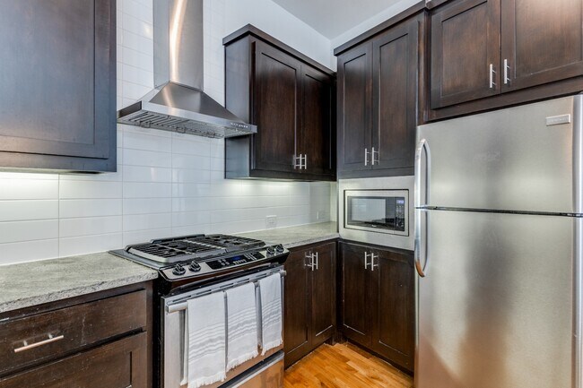 Building Photo - Henderson Ave Townhome with Rooftop Skyline Views