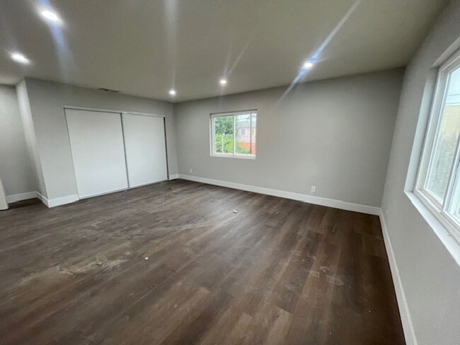 Building Photo - Stunning 5 bedroom 3 bath