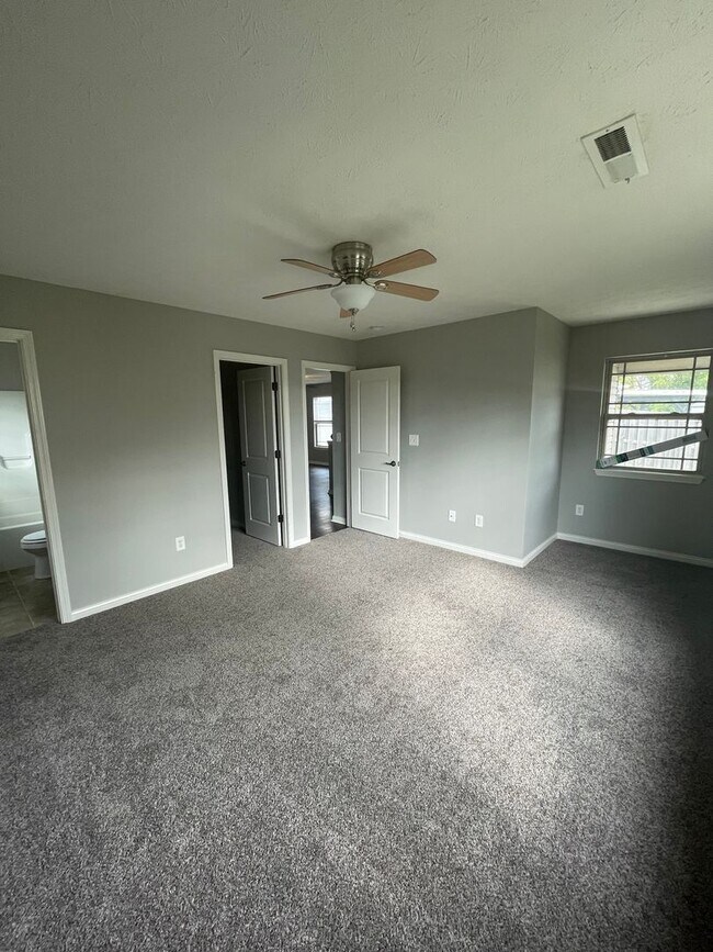 Building Photo - Three Bedroom Single Family Home - Great N...