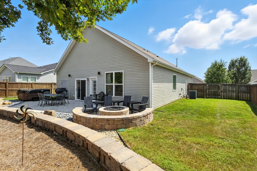 Building Photo - 2146 River Overlook Dr