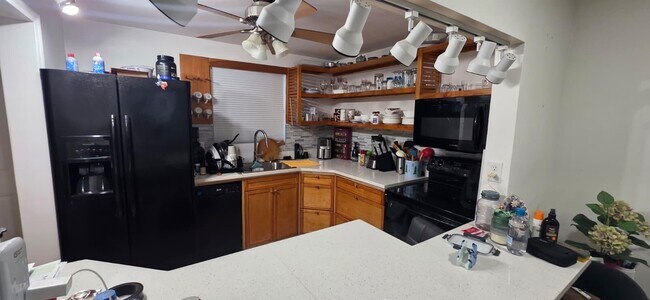 Building Photo - 725 Lori Dr