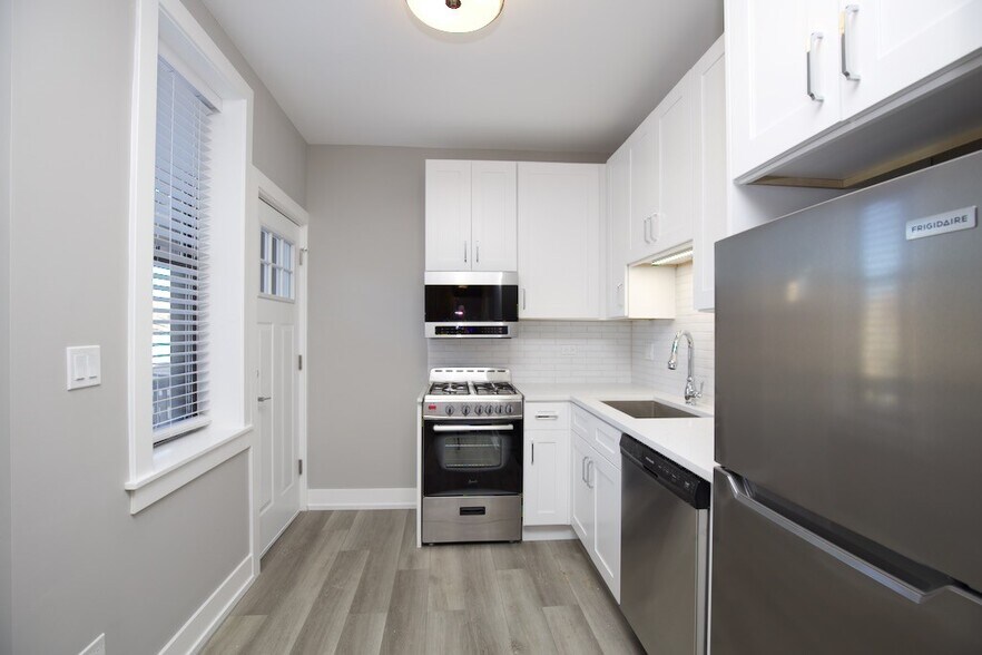 Building Photo - 3853 N Janssen Ave