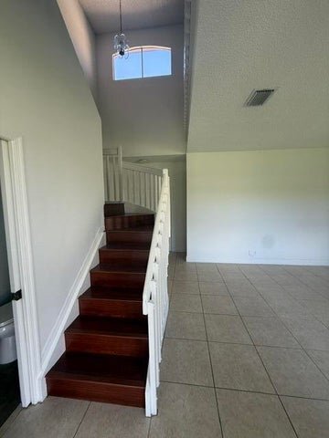 Building Photo - 686 Lone Pine Ln