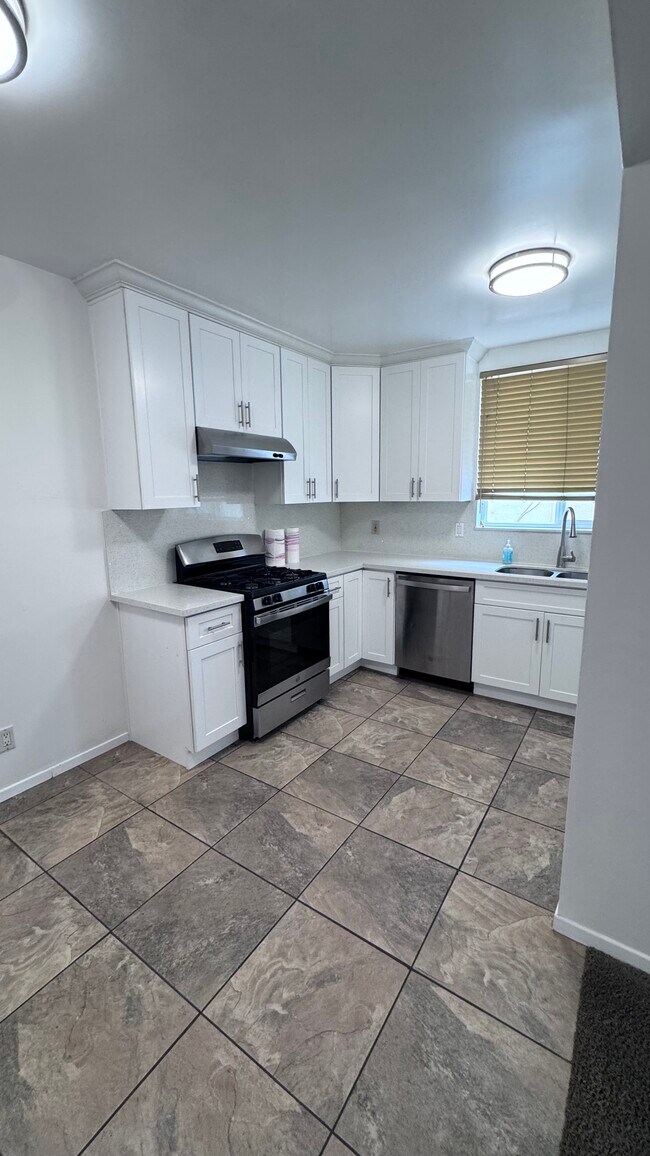 Kitchen - 11983 Walnut Ln