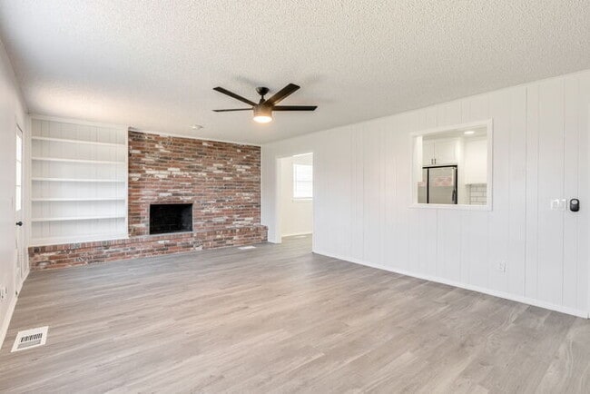 Building Photo - 11715 N Francis Ave