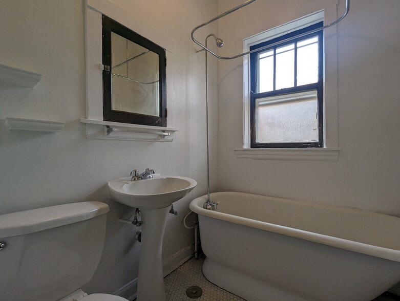 Building Photo - 812 W Waveland Ave