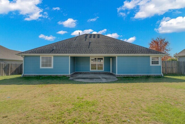 Building Photo - Beautiful 3-Bedroom Home with Open Layout & Fenced Backyard!