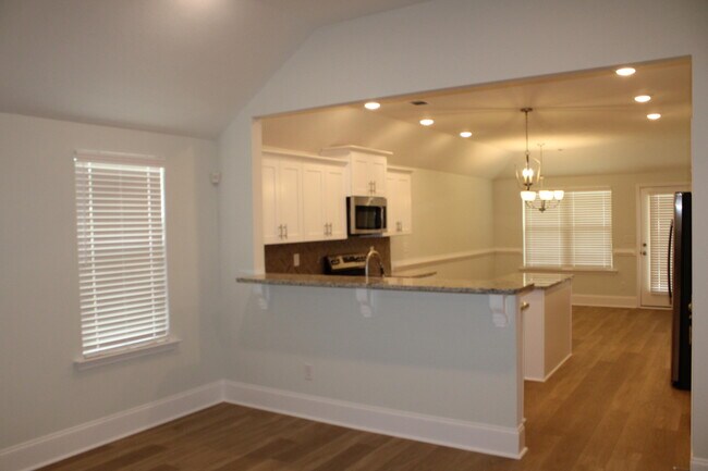 Building Photo - 921 Holbrook Dr