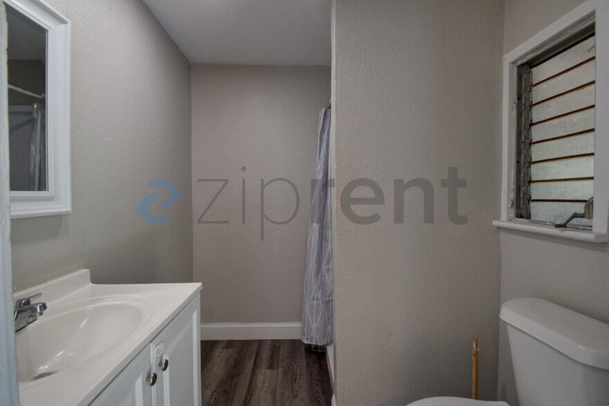 Building Photo - Unit B