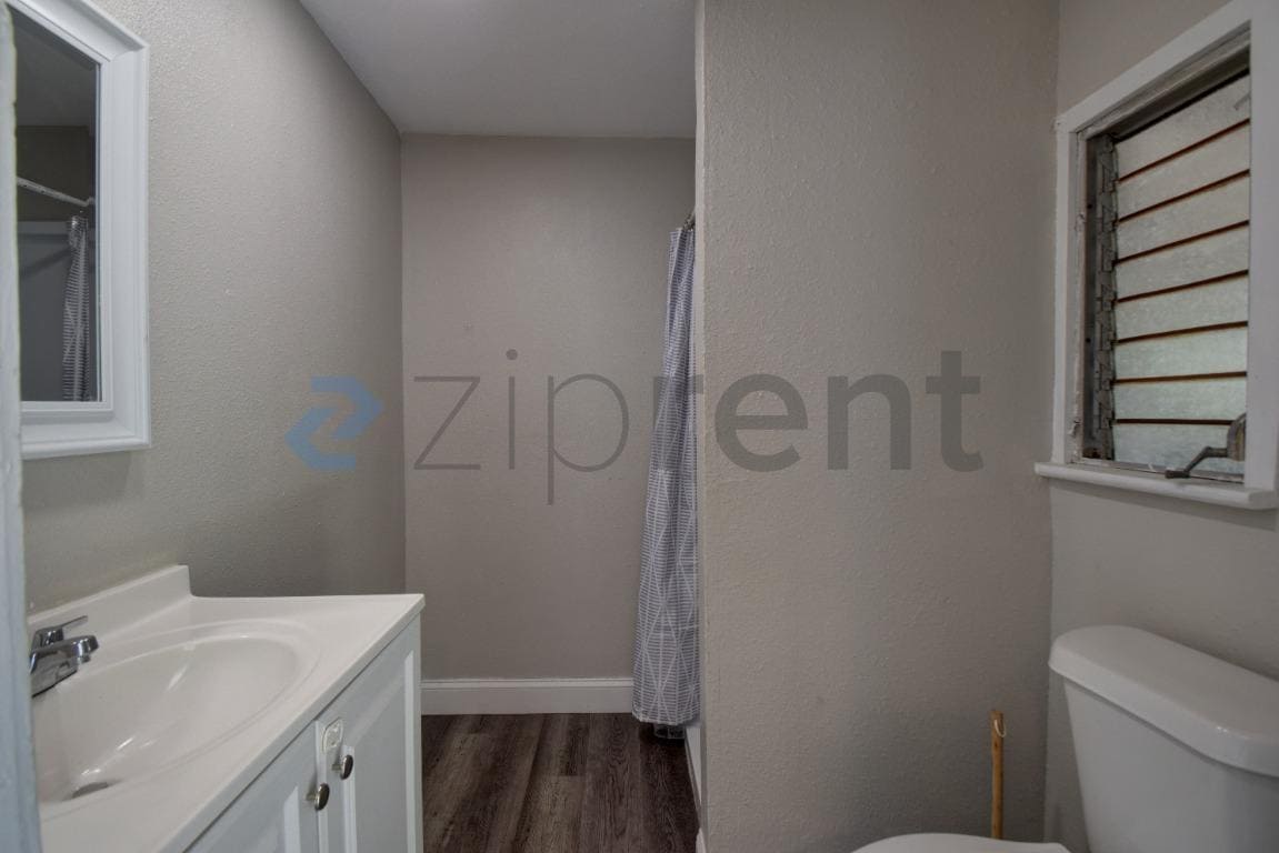 Building Photo - Unit B