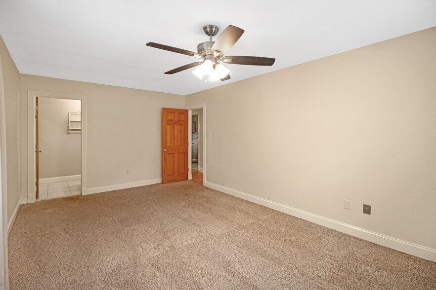 Building Photo - 605 Hidden Ln