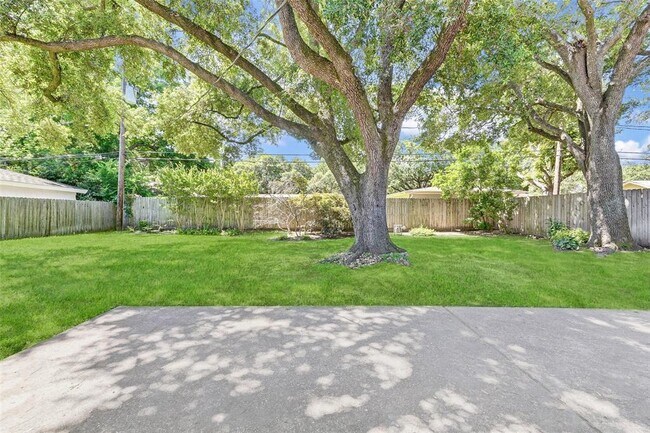 Building Photo - 5719 Willowbend Blvd