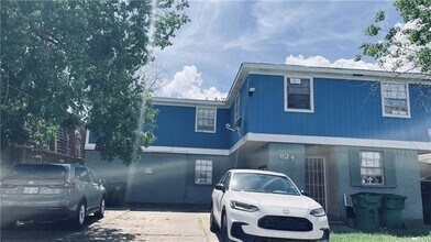Building Photo - 924 E Monterey Ct