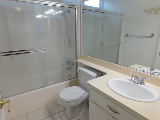 Building Photo - Spacious One Story 3-bedroom, 2-bathroom H...