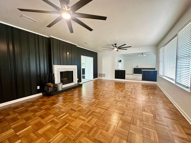 Building Photo - Mid Century Modern Gem!