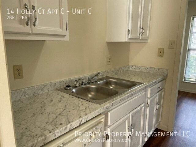 Building Photo - 2 bedroom, 1.5 bath townhome